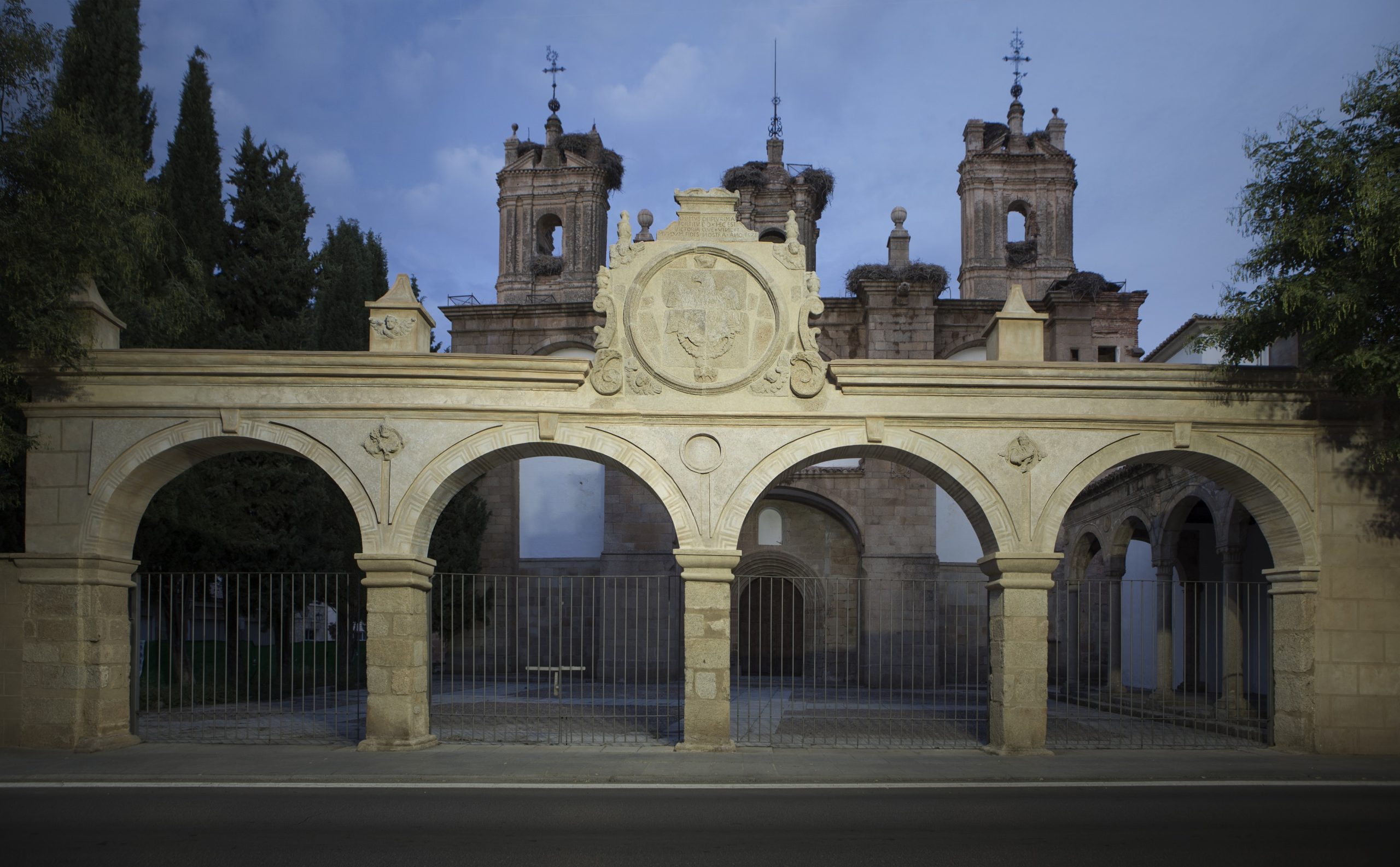 RESTAURACIÓN DE LA ARQUERÍA DE CIERRE DEL ATRIO DE ACCESO DEL COMPLEJO CULTURAL SAN FRANCISCO, CÁCERES